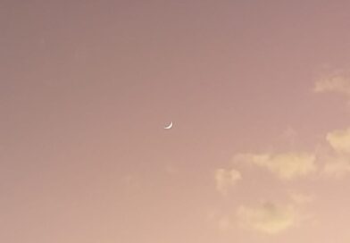 Bom Dia! 6 horas e 30 minutos. Uma lua pra lá de minguada anuncia o alvorecer.